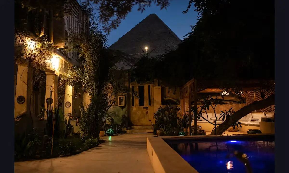 Dormir face aux pyramides de Gizeh, dans une maison au pied du plateau