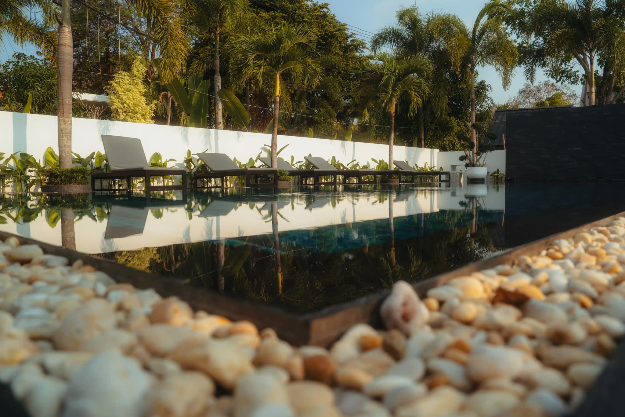 Piscine et espaces de détente pour récupérer entre les entraînements