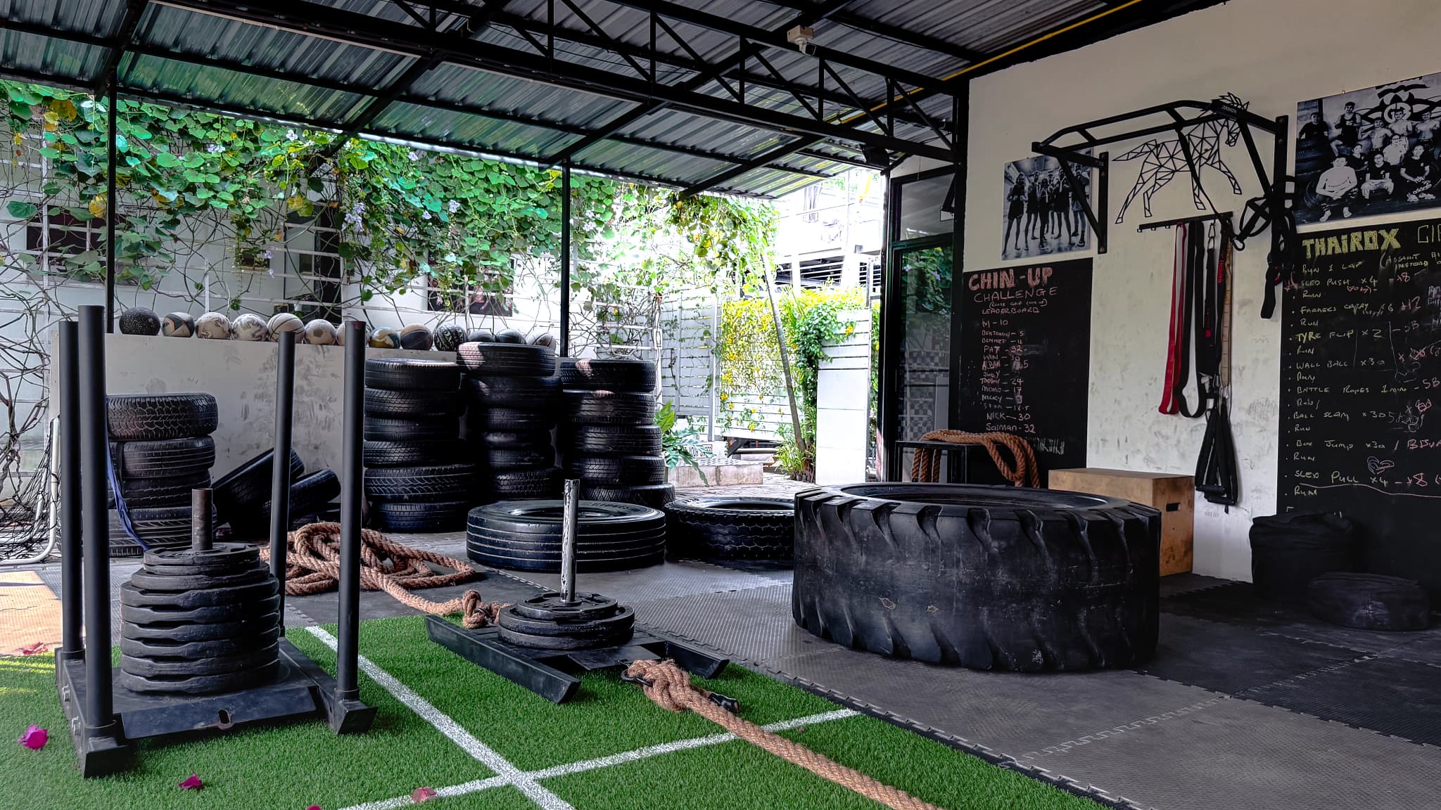 Un gym équipé et des entraînements outdoor pour un suivi complet