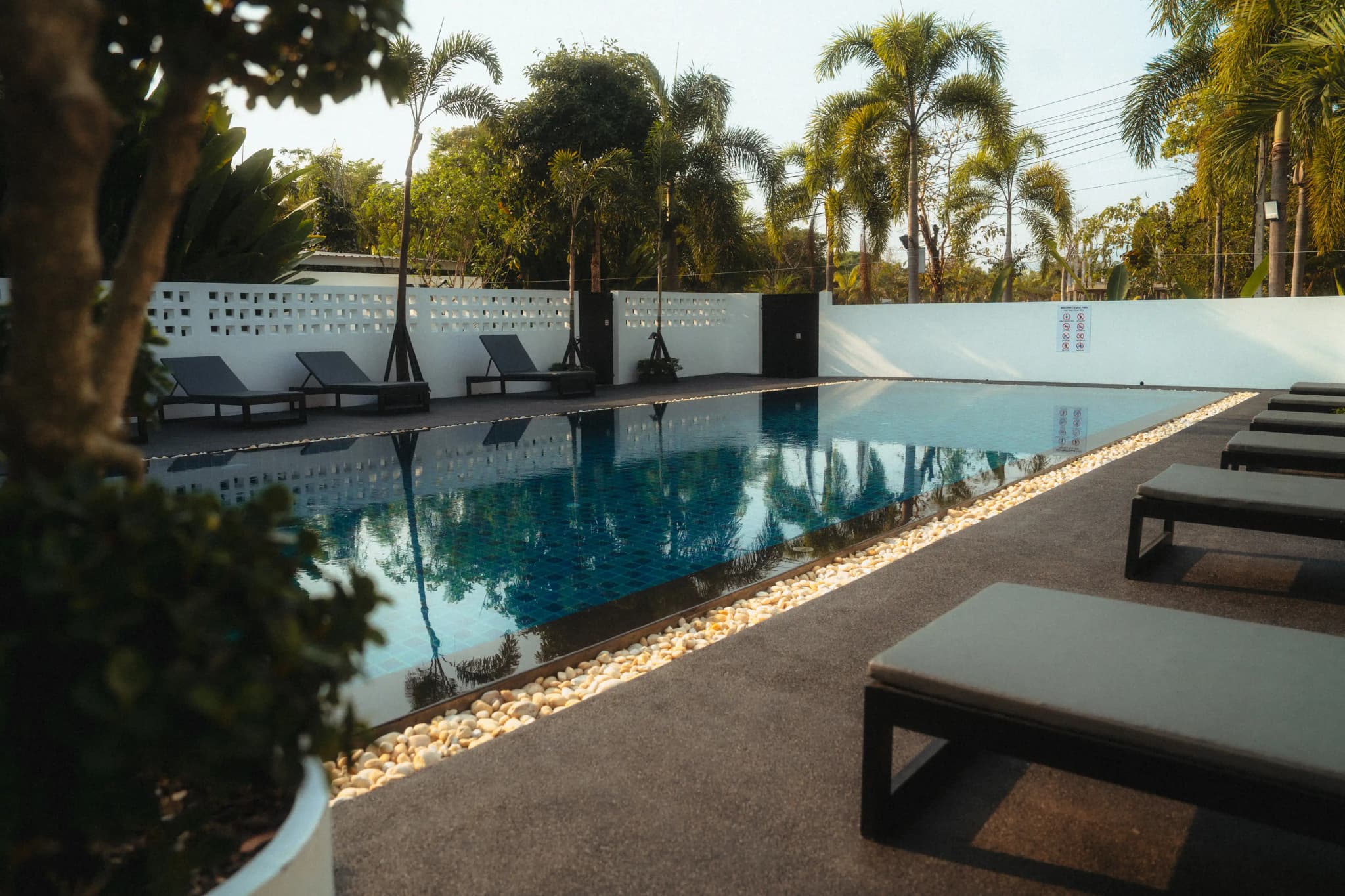 Piscine et espaces de détente pour récupérer et profiter du cadre