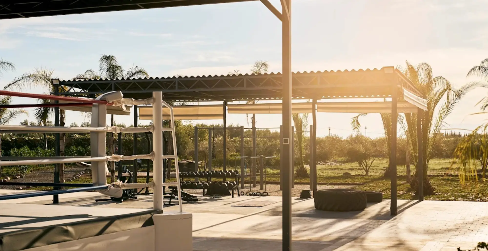 Un camp d’entraînement complet avec ring, espace technique et fitness