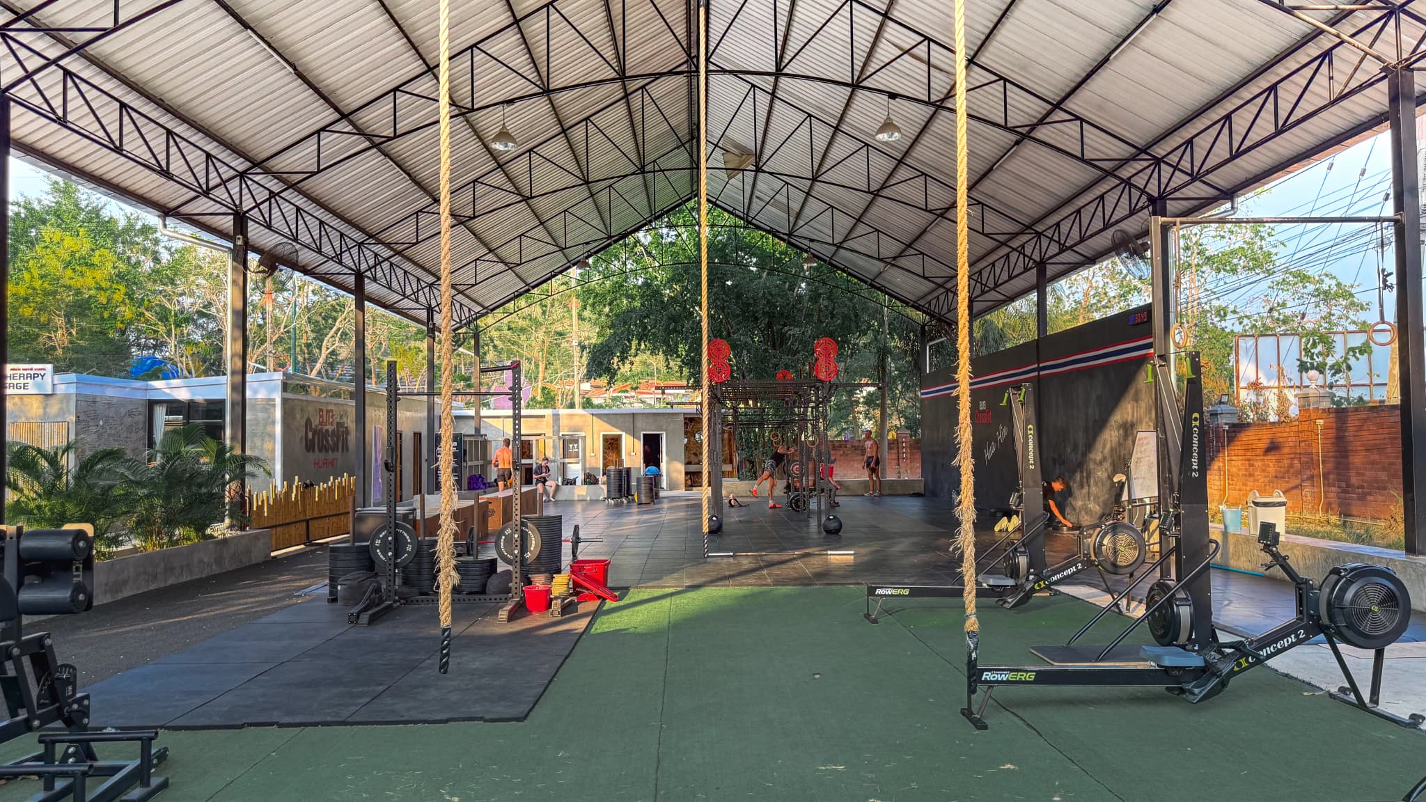 Salle et espace extérieur pour un entraînement complet