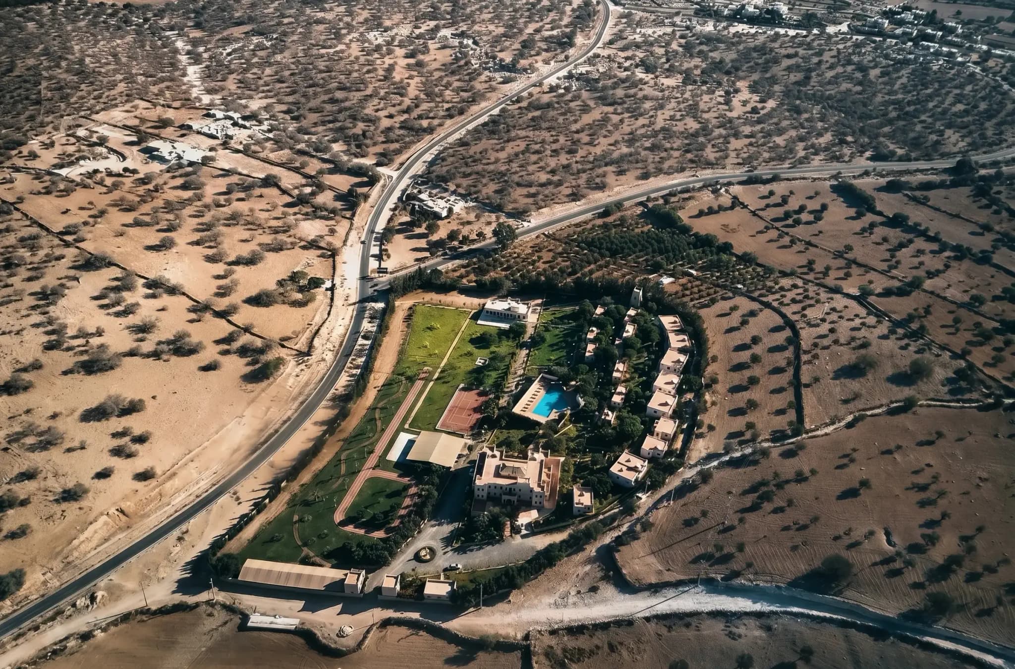 Un domaine privé et lumineux entre ring, piscine et espaces de récupération