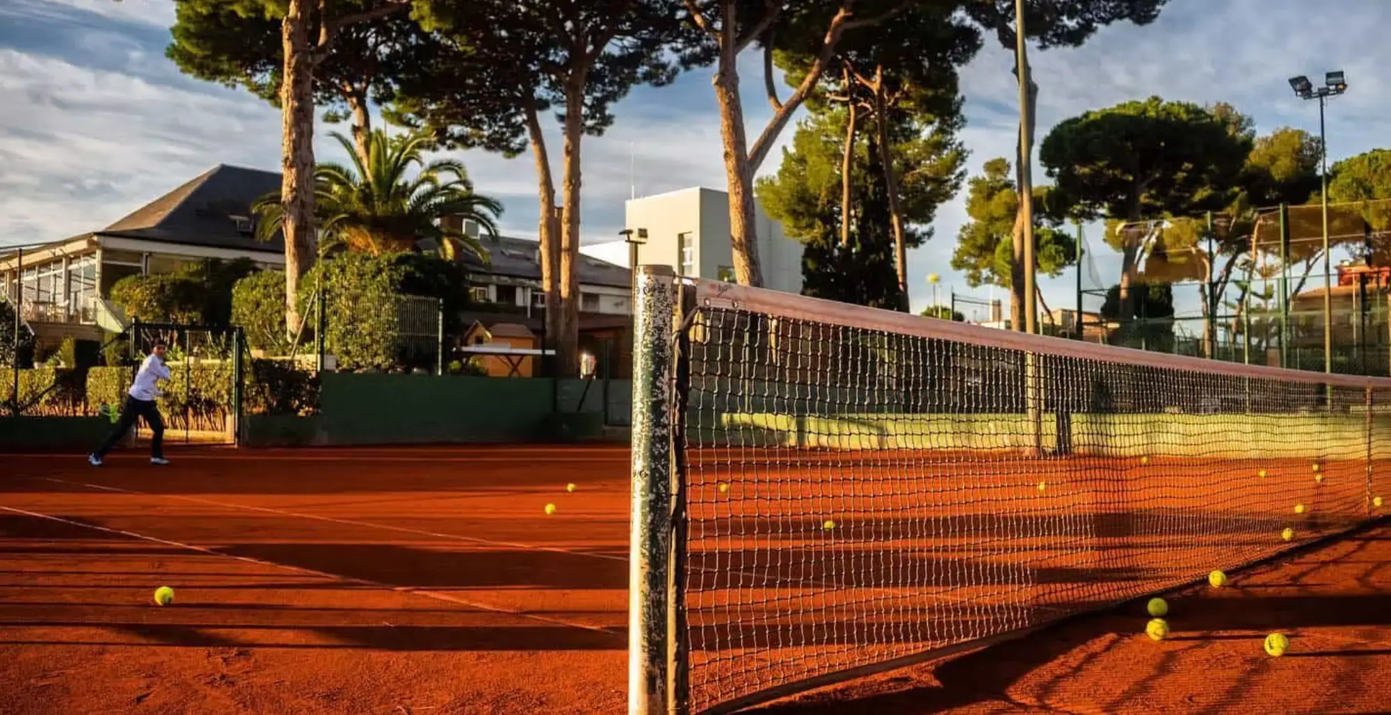 S’entraîner dans un club proche de Barcelone avec courts en terre battue