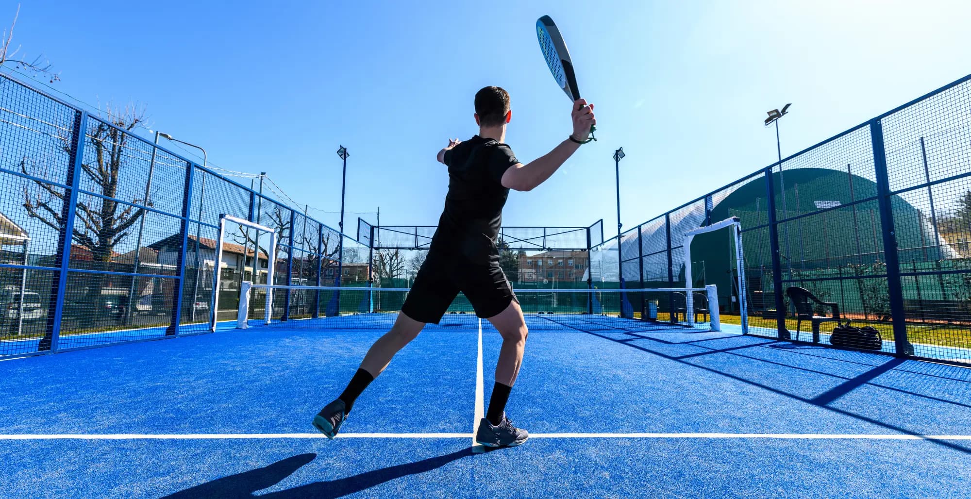 Courts de padel modernes et haut de gamme conçus pour offrir les meilleures conditions de jeu