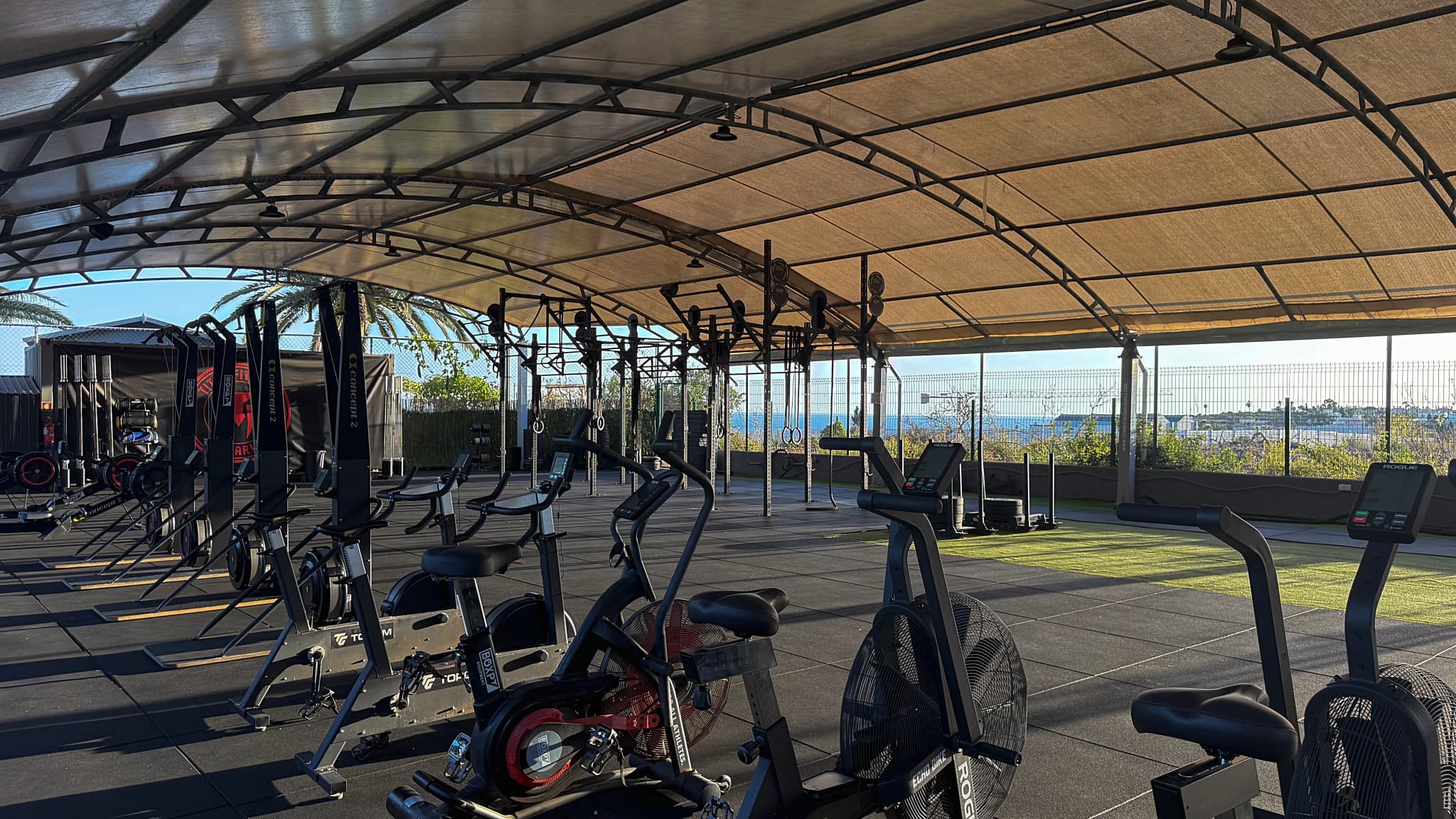 Un espace fitness extérieur premium de plus de 600 m² face à l'océan