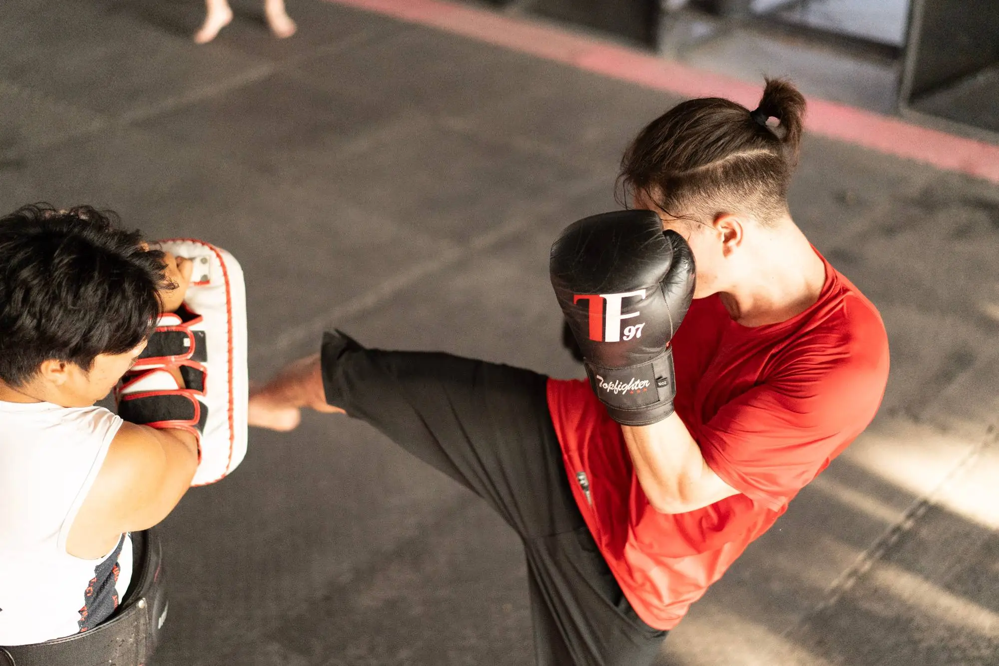 Des séances quotidiennes de Muay Thai guidées par des coachs expérimentés