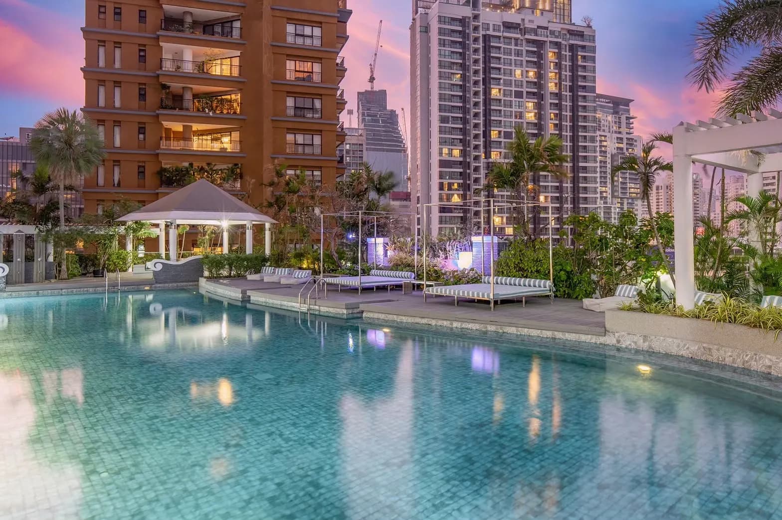 Piscine et espaces détente pour récupérer après les sessions