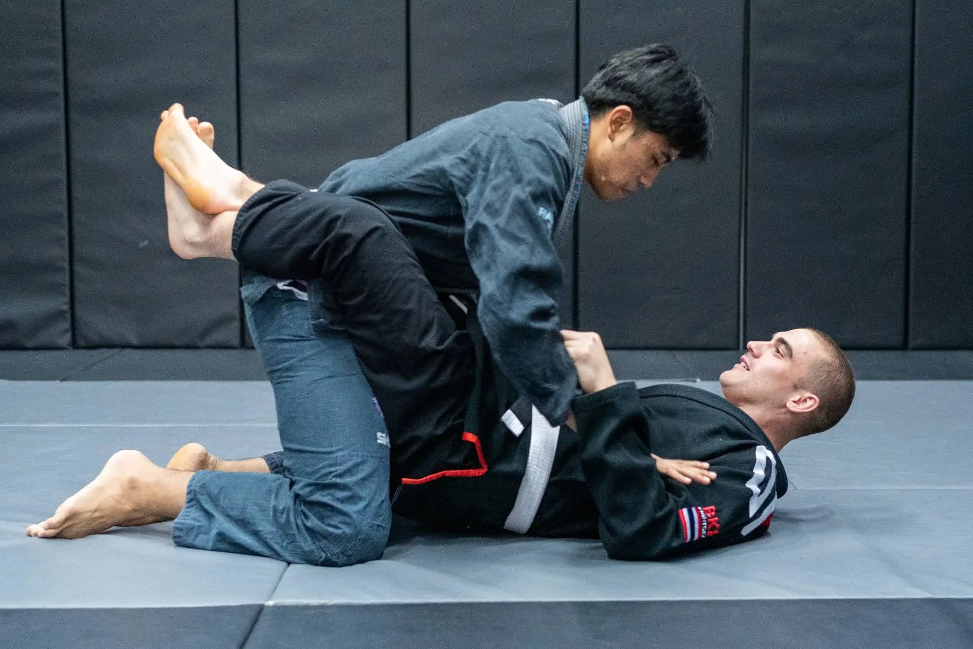 Deux sessions quotidiennes mêlant technique, drills et sparring