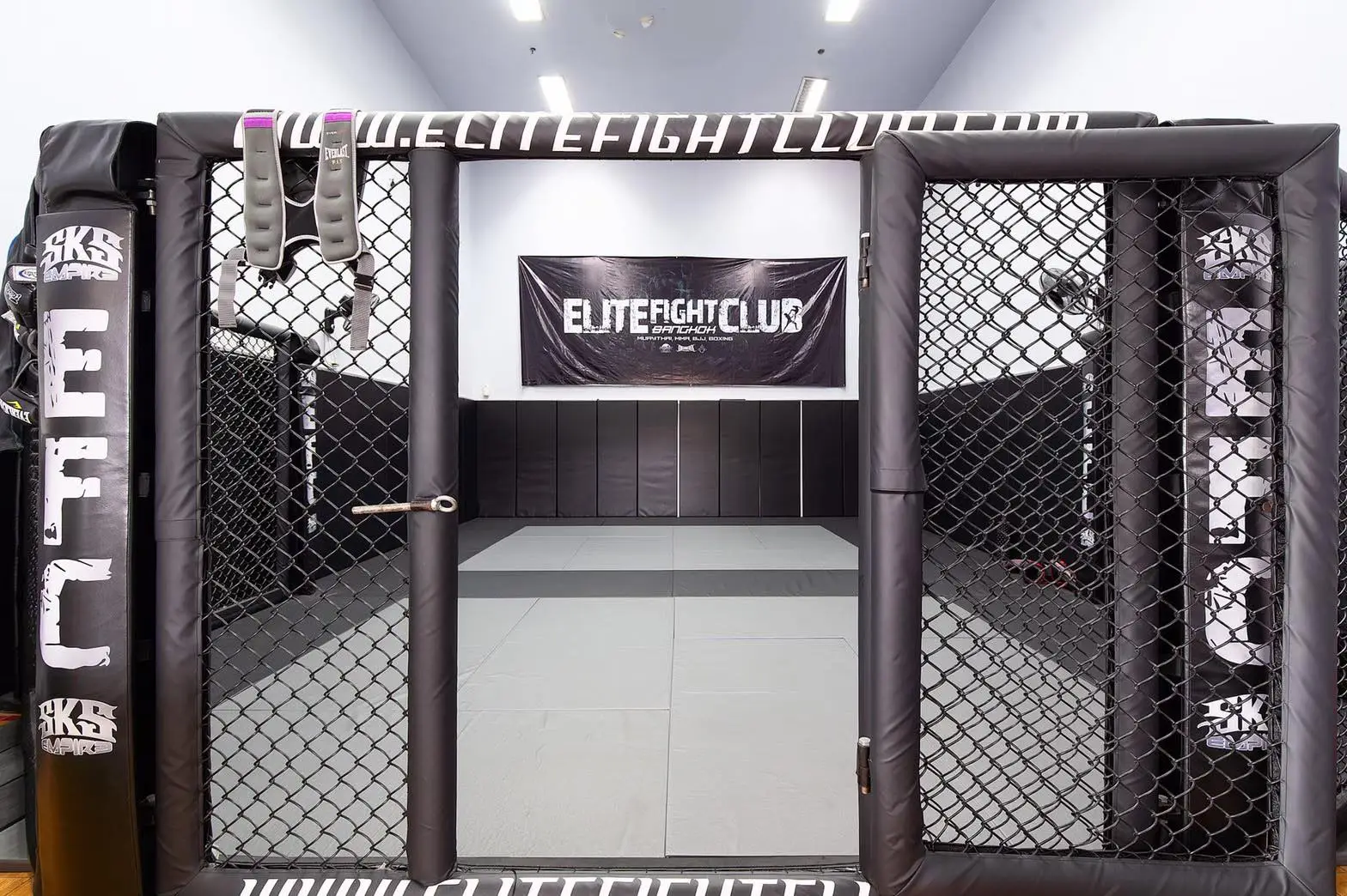 Un véritable fight camp avec tatamis, cage MMA, ring et espace de préparation physique