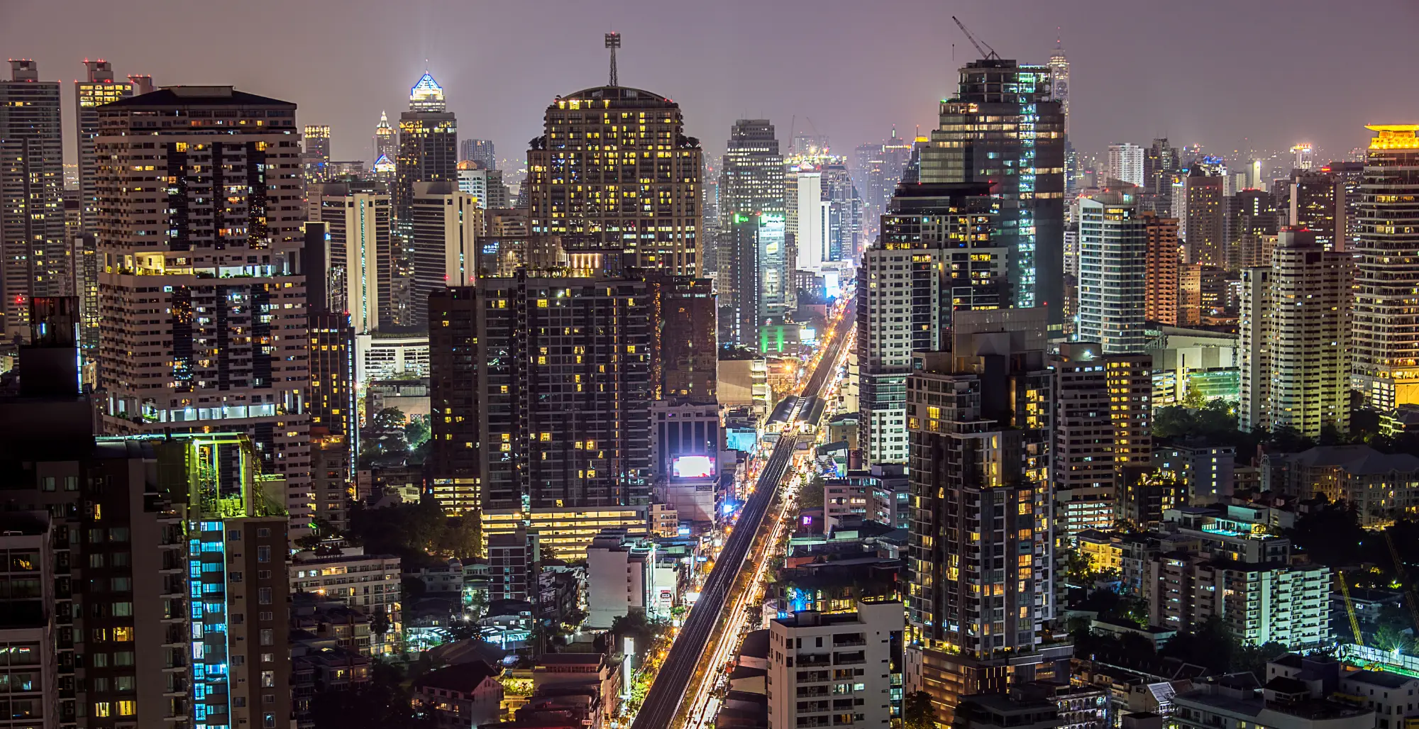 Immersion totale dans Bangkok entre entraînement et skyline urbaine
