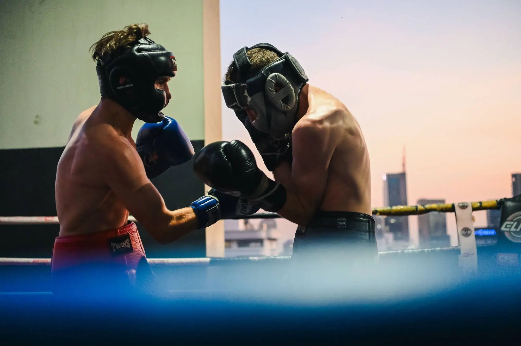 Boxer au sommet de la ville : ring et zones d’entraînement avec vue sur Bangkok