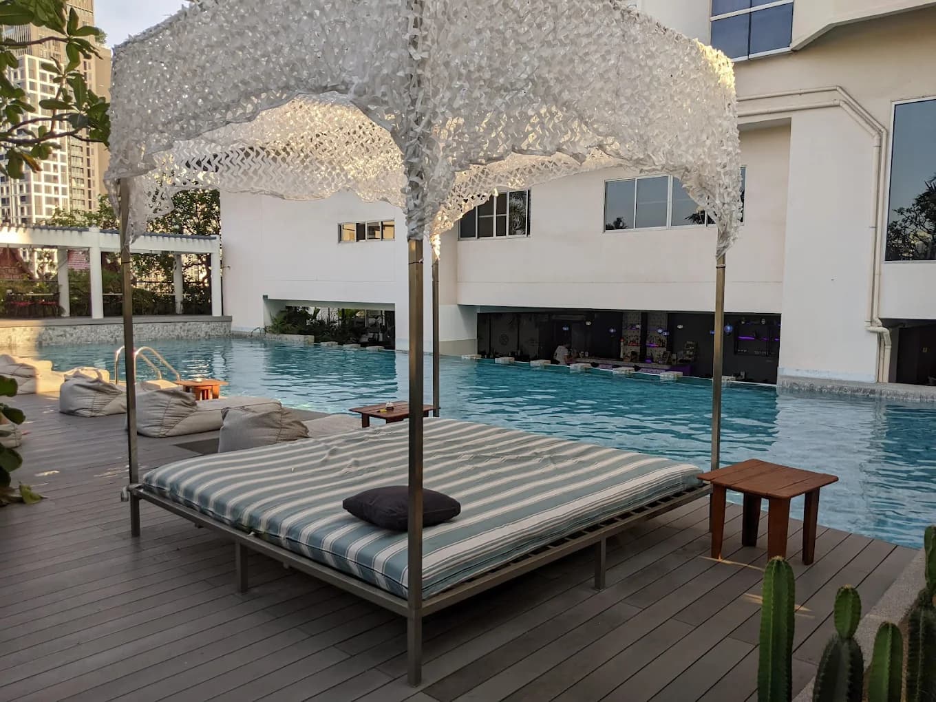 Piscine, zone détente et espaces premium pour récupérer entre les séances