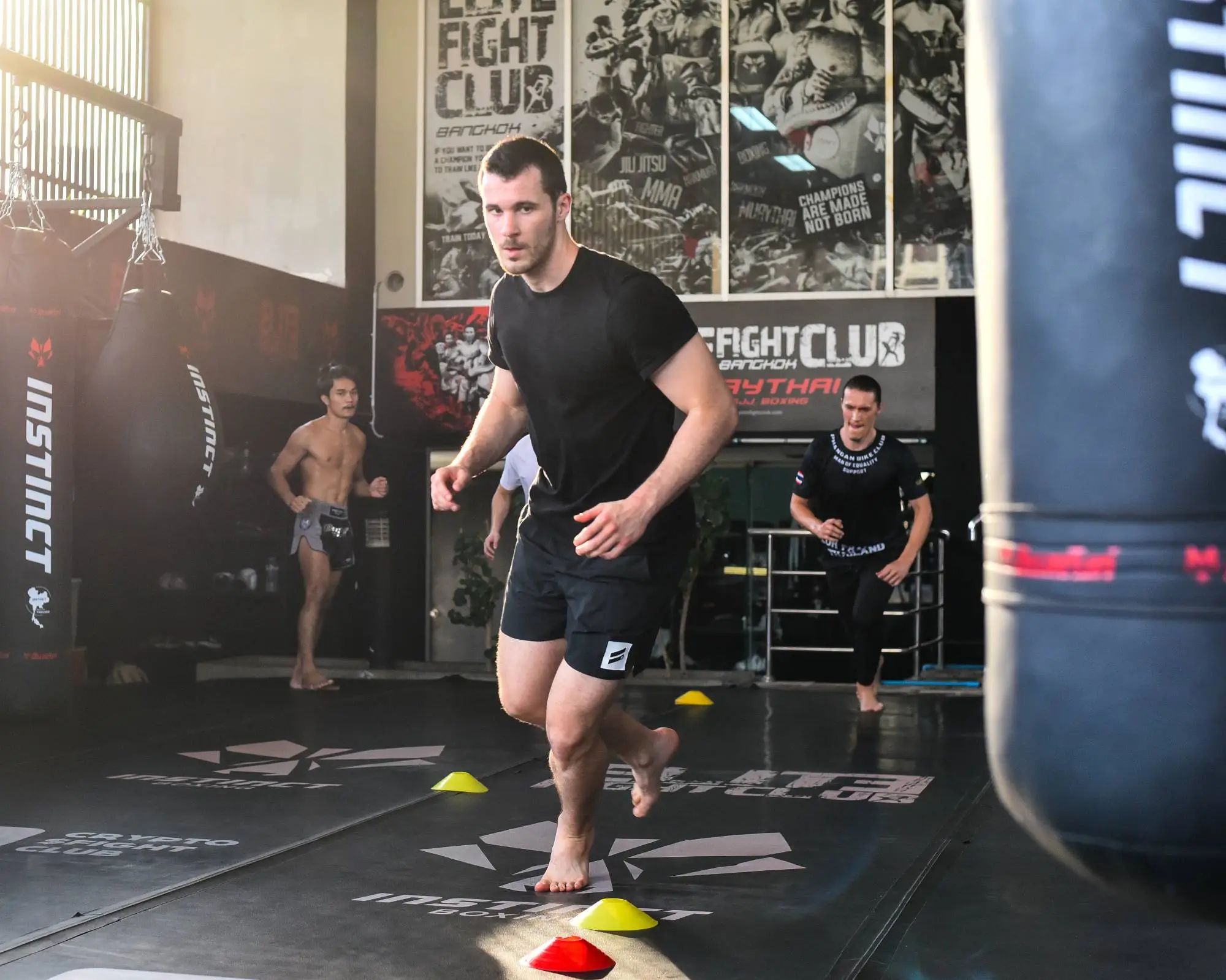 Sessions quotidiennes variées : technique, pads, conditioning et sparring progressif